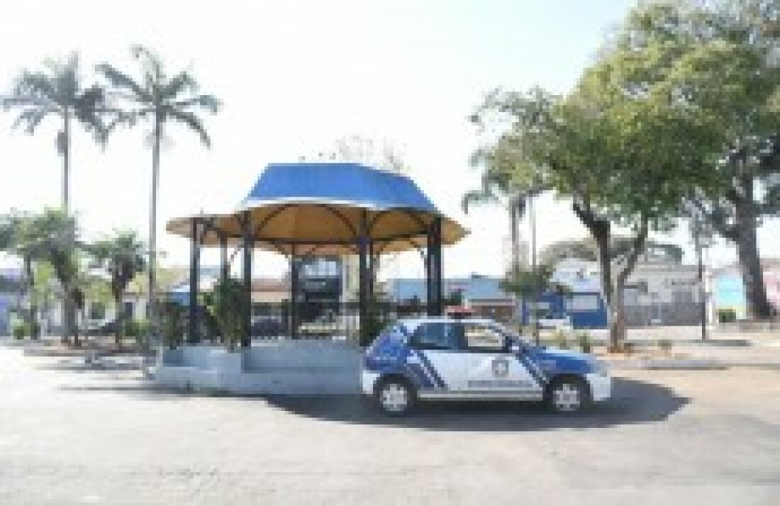 Pessoas em situação de rua deixam o Largo Bom Jesus