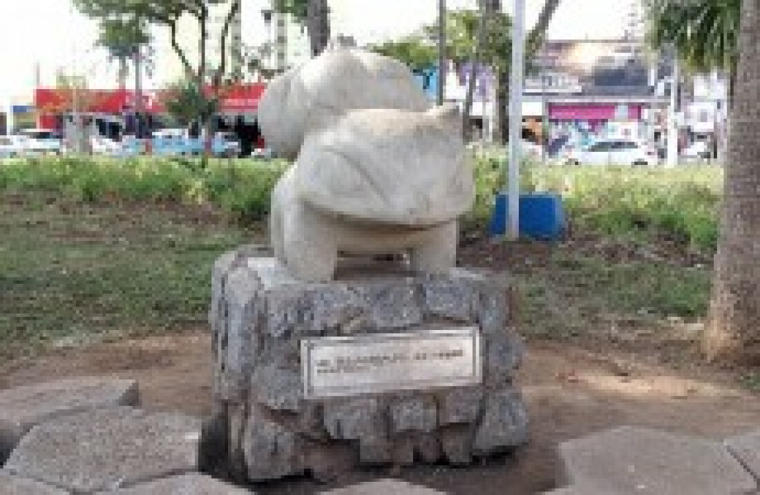 Estátuas misteriosas aparecem em praça