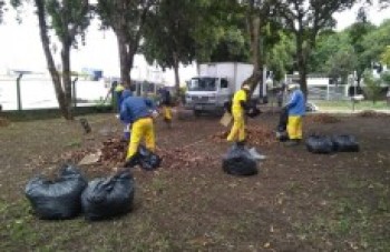 Serviços de limpeza e manutenção seguem em vários pontos da cidade