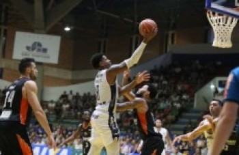 Com 3 a 0 diante do Cearense, Mogi avança para semi do NBB