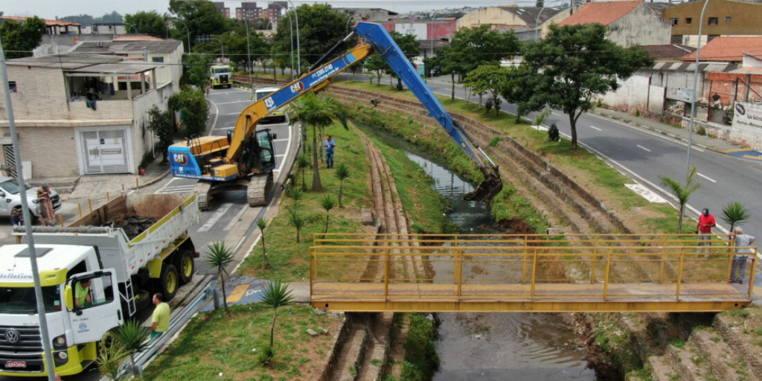 Manutenção remove 465 toneladas de resíduos de bueiros em 2022