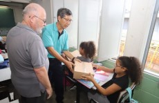 Prefeito entrega kits escolares a unidades da rede municipal