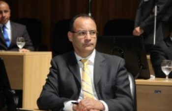 Proposta permite ultrapassar sinal vermelho na madrugada