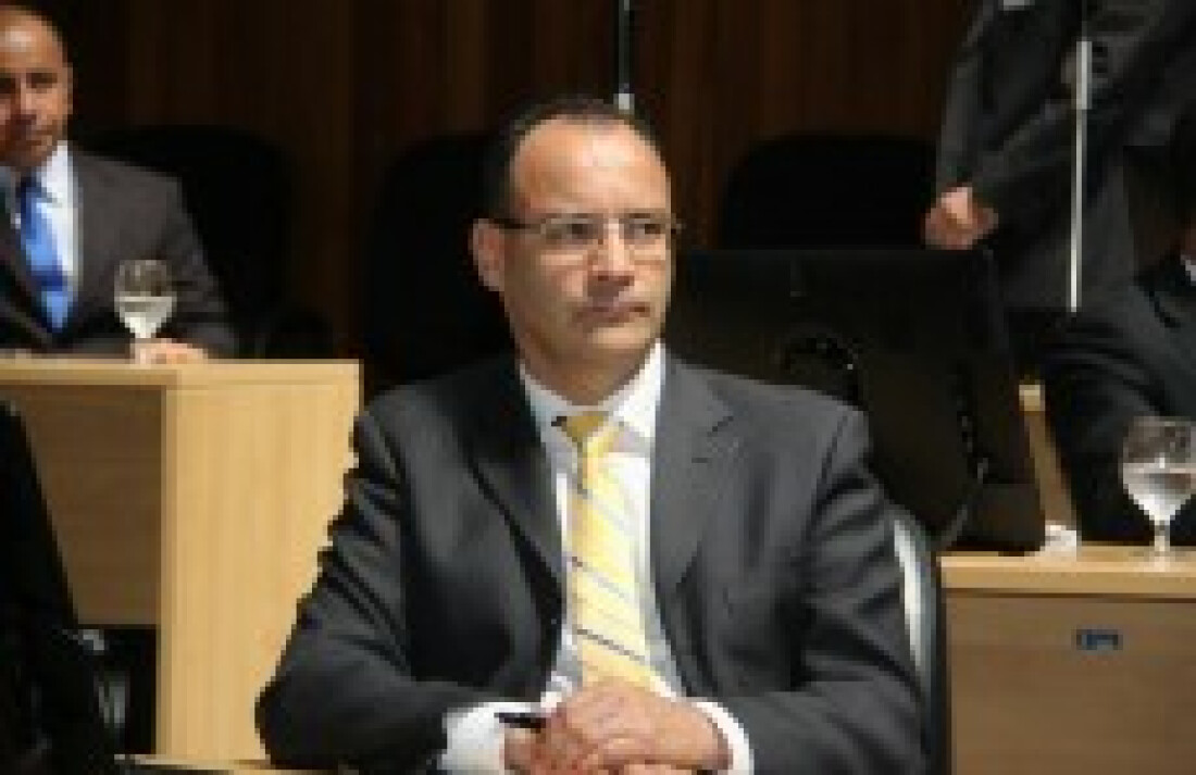 Proposta permite ultrapassar sinal vermelho na madrugada