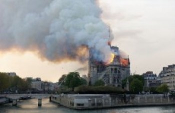 Incêndio atinge Notre-Dame e quase destrói símbolo francês