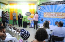 Projeto beneficia escolas com cinema, teatro e literatura