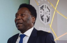 Pelé enfrenta cirurgia e passa bem no hospital