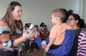 Fundo Social entrega pares de tênis a crianças do Oropó