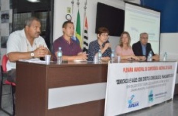 Defesa do SUS marca plenária em conferência