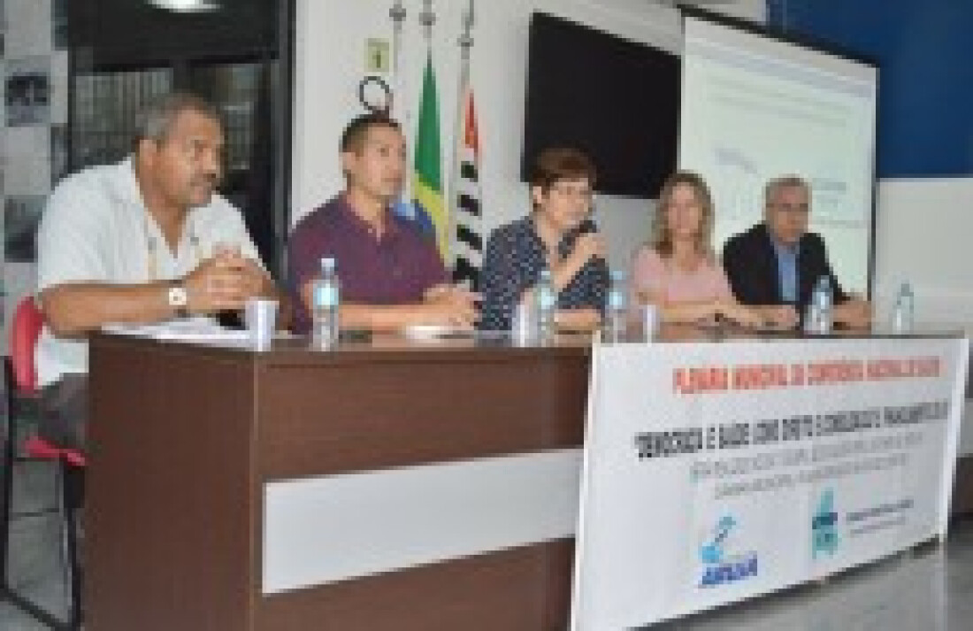 Defesa do SUS marca plenária em conferência