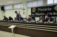 Câmara abre duas comissões sobre denúncias ao prefeito