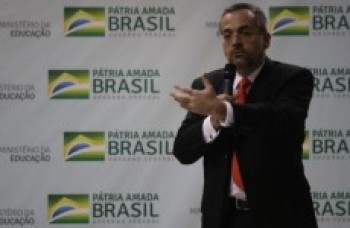 Novo ministro quer 'pacificar' MEC e 'quem não ficar satisfeito' será retirado