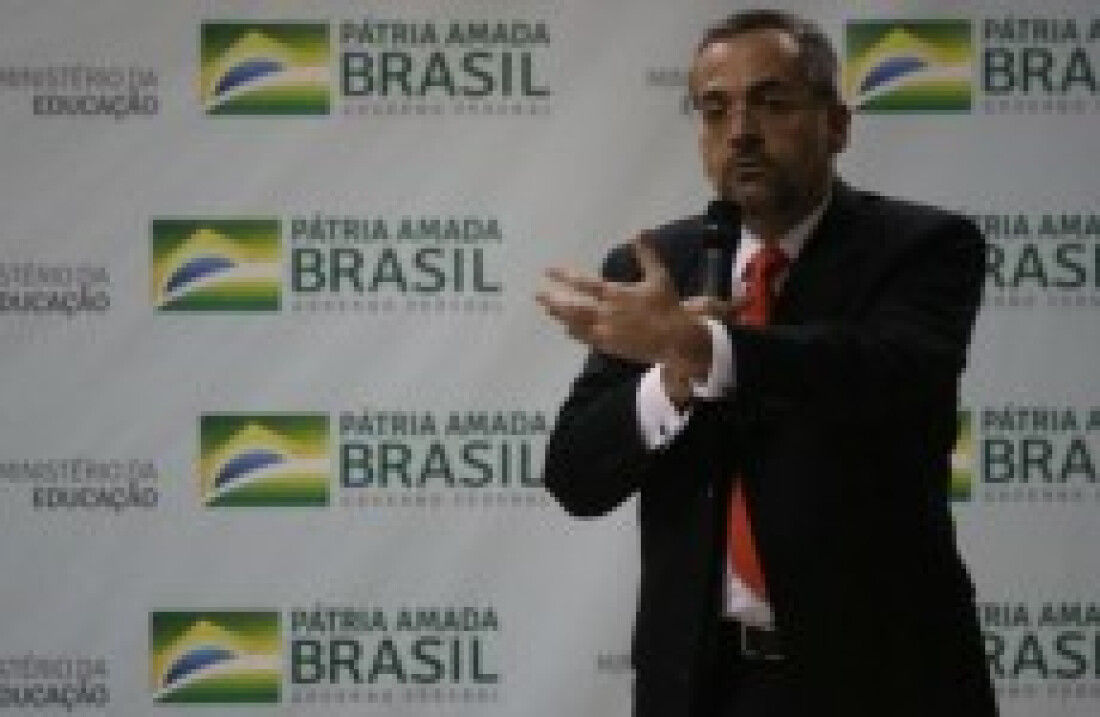 Novo ministro quer 'pacificar' MEC e 'quem não ficar satisfeito' será retirado