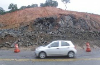 Mogi-Dutra é interditada para detonação de rochas