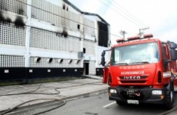 Após incêndio, Defesa Civil diz que é preciso demolir o prédio