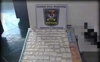 Mulher é presa em Itaquá após ser flagrada com drogas pela GCM