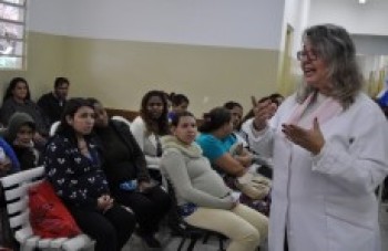 Palestras sobre cuidados com a saúde são realizadas aos moradores