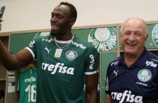 Usain Bolt visita o CT, ganha camisa e brinca com Felipão