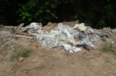 Moradores reclamam de entulho na Estrada do Paiol