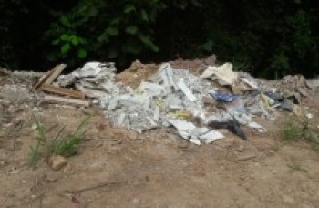 Moradores reclamam de entulho na Estrada do Paiol