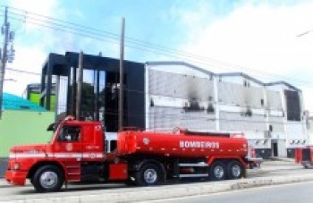 Fábrica de roupas pega fogo e é destruída na Vila Suíssa