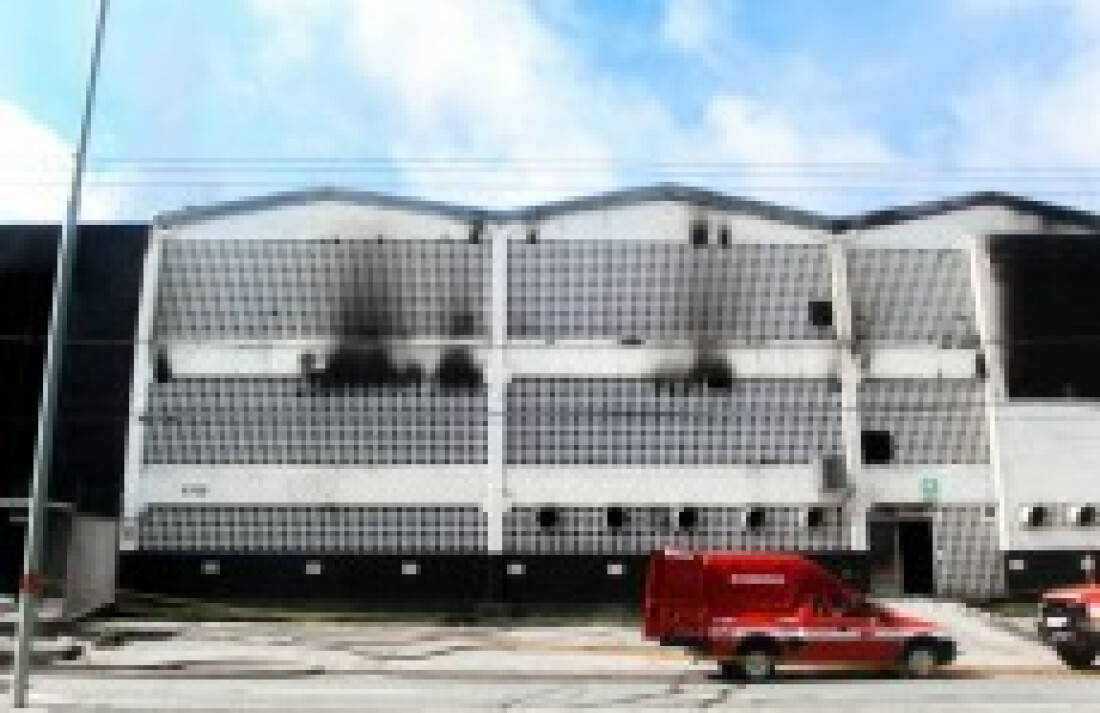 Bombeiros passam madrugada para apagar fogo em indústria