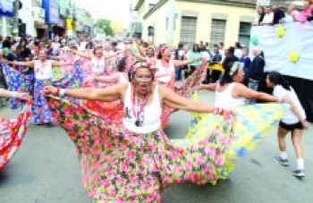 Desfile de aniversário reúne mais de 2 mil participantes