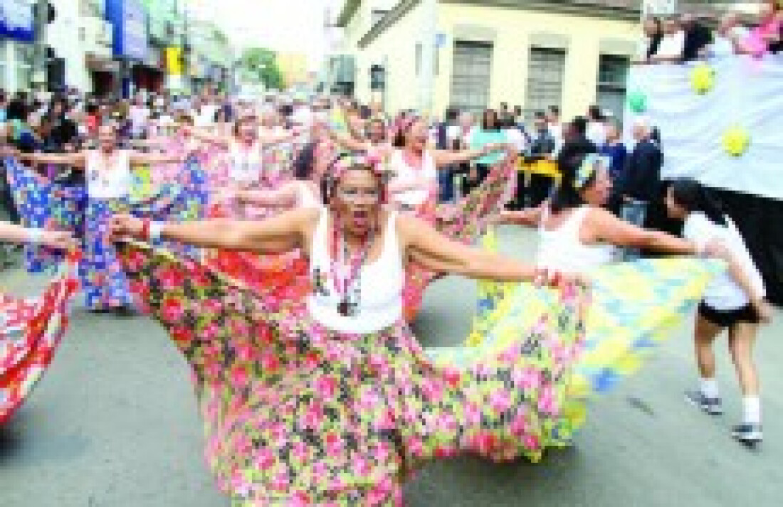 Desfile de aniversário reúne mais de 2 mil participantes
