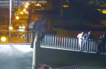 GCM salva vida de homem em passarela