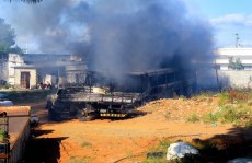 Fogo atinge terreno e destrói carcaças