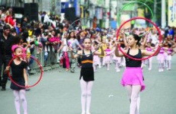 Desfile de aniversário reúne mais de 2 mil participantes no centro