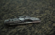 Briga em porta de escola deixa aluno com ferimento na cabeça