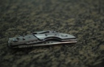 Briga em porta de escola deixa aluno com ferimento na cabeça