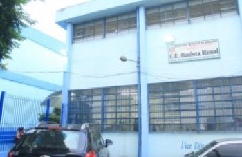 Pais correram para a porta da escola