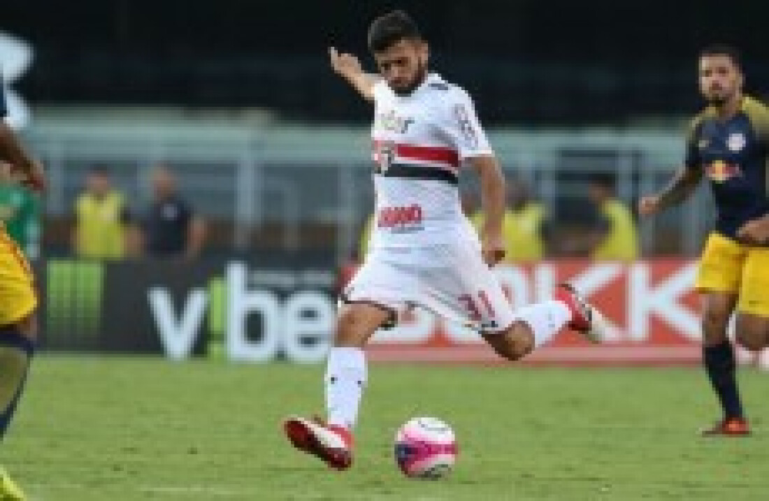 Torcida festeja classificação e retorno de Alexandre Pato