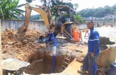 Rua esburacada em Poá gera reclamação