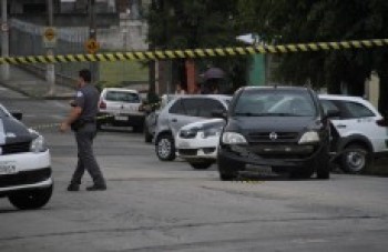 Em 7 horas, PM recupera 2 carros roubados em Mogi