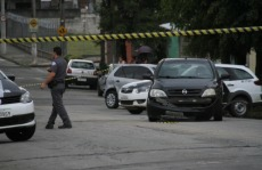 Em 7 horas, PM recupera 2 carros roubados em Mogi