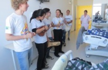 Irmãos fazem entrega de doações