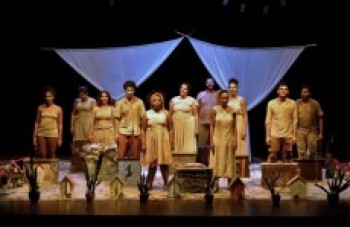 Teatro da Neura apresenta o "Menino Gigante" em Poá