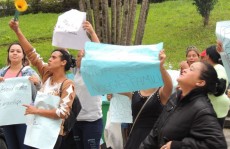 Grupo protesta contra reintegração