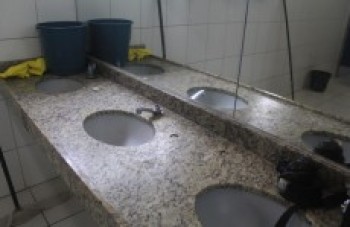 Banheiros precisam de manutenção