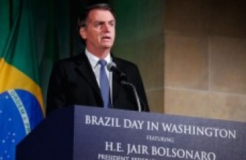 Bolsonaro ressalta poder bélico dos EUA para solucionar crise