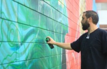 Artista fará homenagem às vítimas