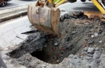 Avenida no bairro Mogilar passa por manutenção