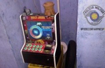 Máquina caça-níquel é apreendida