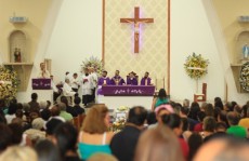 Última vítima é enterrada em Suzano