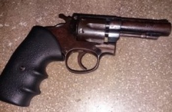 suspeito é detido com revólver calibre 38