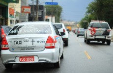 Ônibus e táxis fazem trajeto até cemitério
