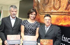 Autores de livro sobre Poá realizam noite de autógrafos